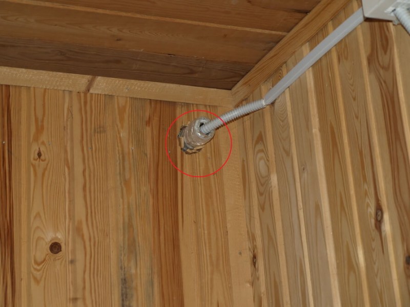 прокладка кабеля по стене деревянного дома