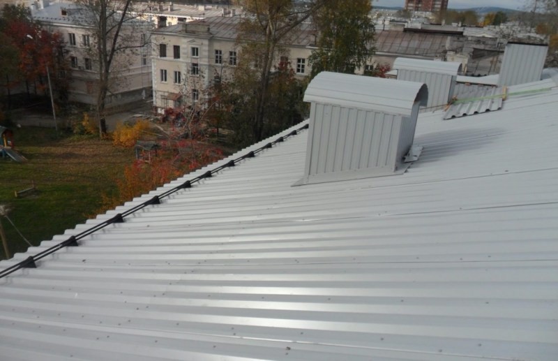 Профнастил для крыши; достоинства, недостатки, основные характеристики и особенности монтажа (125 фото)