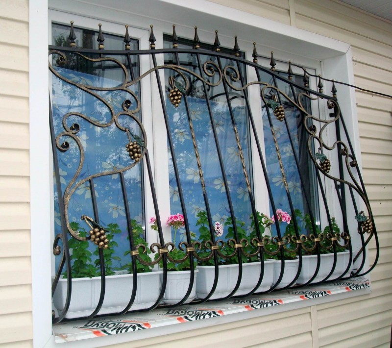 Металлические решетки на окна (56 фото): выбираем красивые и безопасные