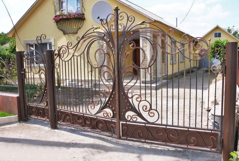 Красивые ворота и калитки для частных домов