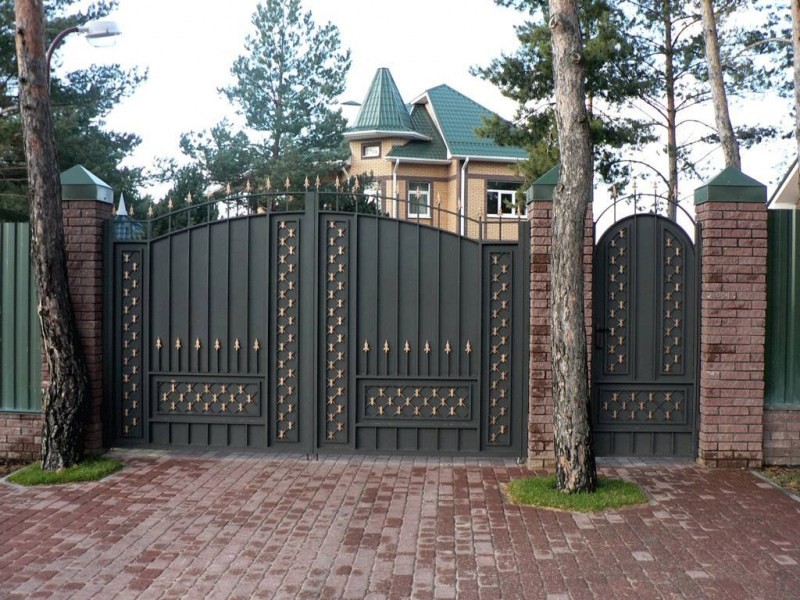 Красивые ворота и калитки для частного дома: разновидности по стилям